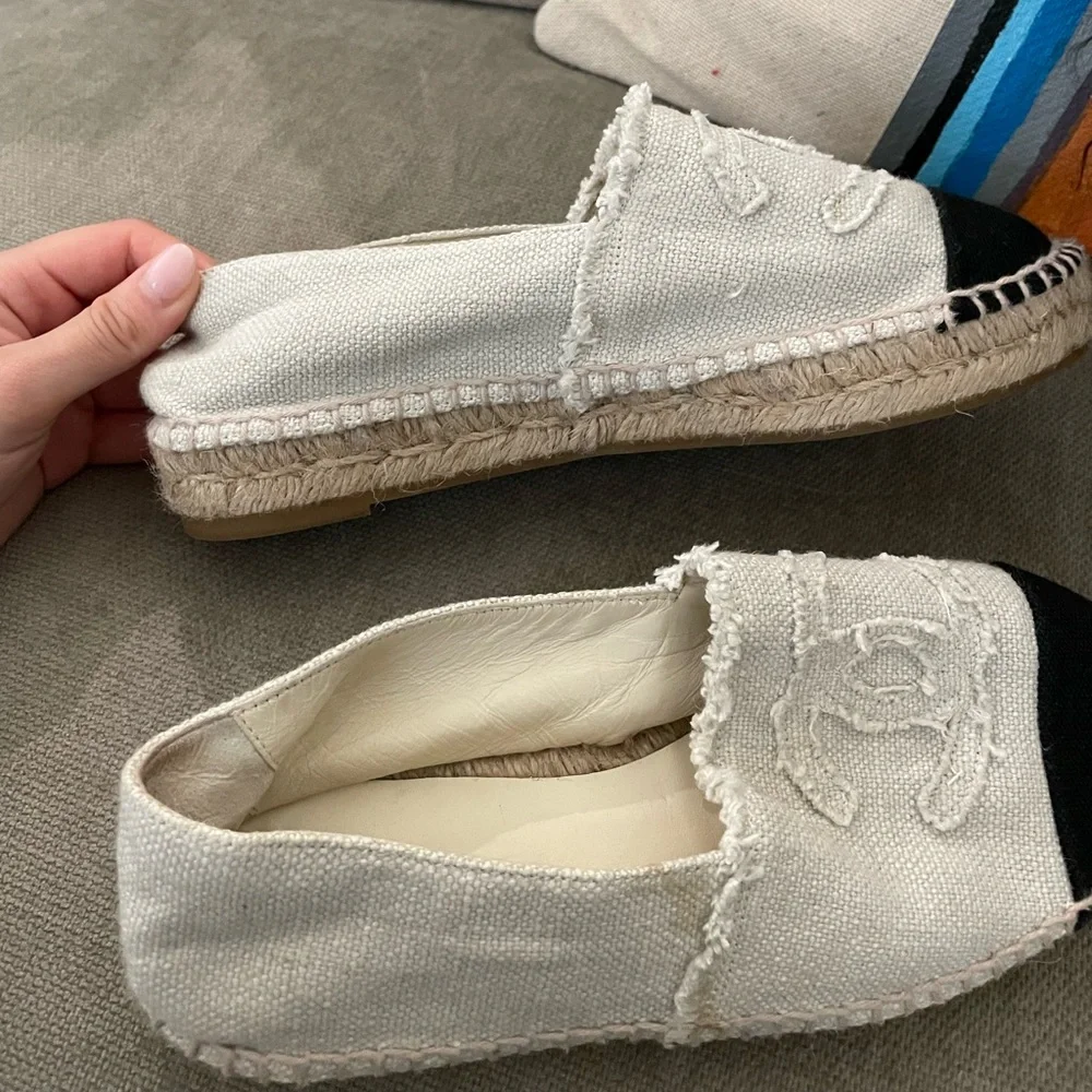 Excellent Condition Chanel White & Black Size 5 Espadrilles. 💕